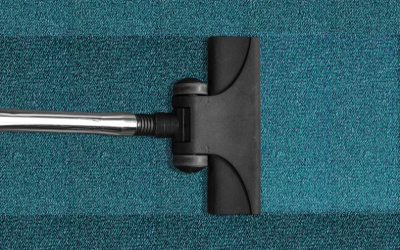 Perbandingan Teknik Pembersihan: Karpet Sintetis vs Karpet Wol